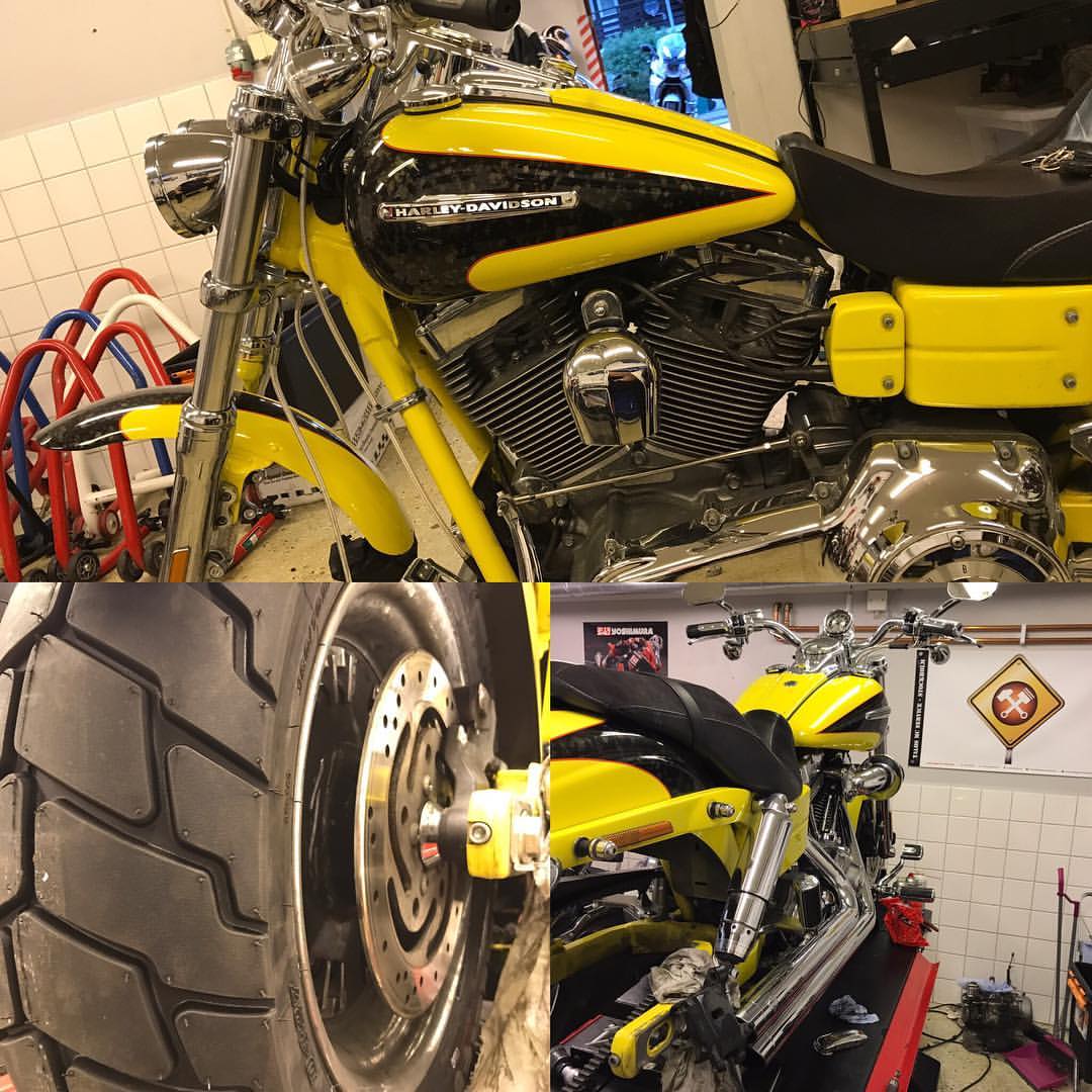 Däckbyte och montering av custom avgassystem på H-D FatBob